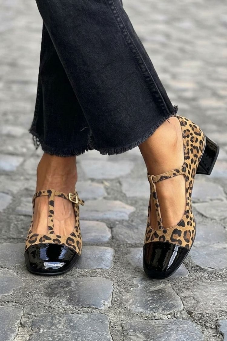 Violette Blockabsatz-Pumps mit runder Spitze, Schnalle und T-Riemen-Design