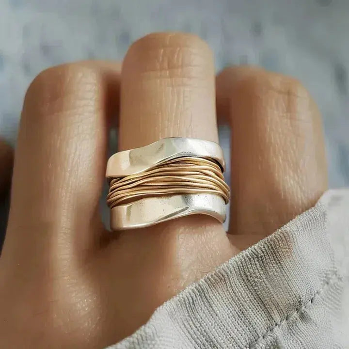 Silberner Ring mit goldenem Drahtdesign
