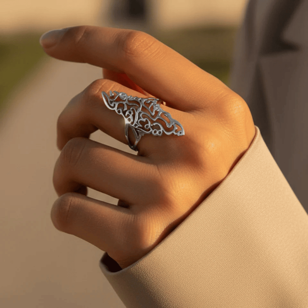 Noorina™ - Zarter Ring mit kalligrafischer Karteninschrift