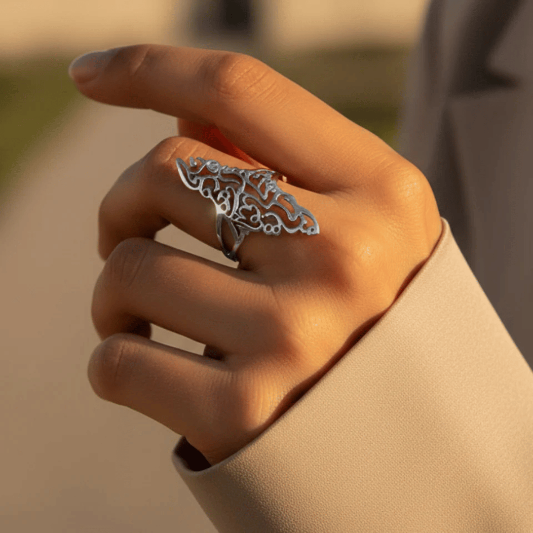 Noorina™ - Zarter Ring mit kalligrafischer Karteninschrift