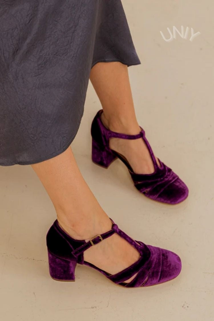 Velours-Pumps mit breitem Cut-out, Schnalle und T-Riemen-Design