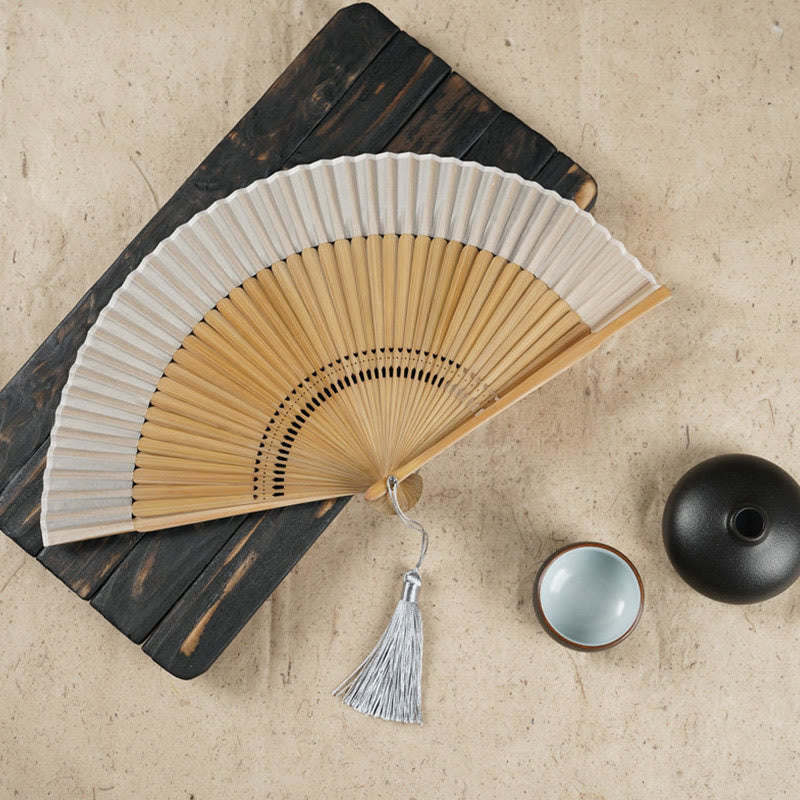 Praktischer Faltfächer aus Bambus mit Buddha-Motiven und filigraner Kirschblüten-Gravur