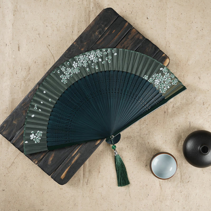 Praktischer Faltfächer aus Bambus mit Buddha-Motiven und filigraner Kirschblüten-Gravur
