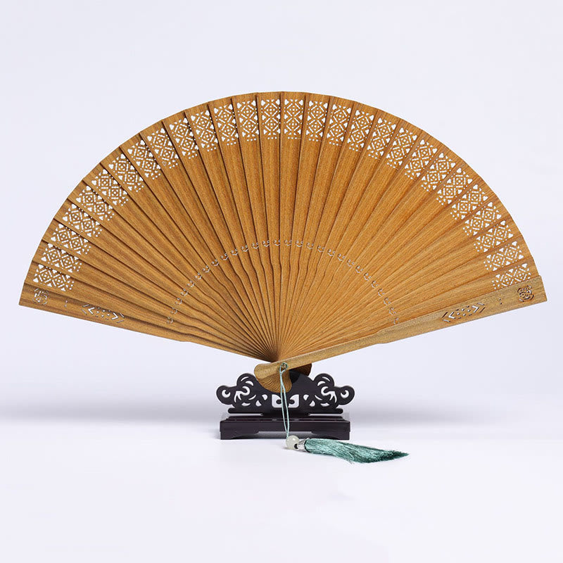 Grüner Sandelholz-Faltfächer mit eingraviertem Muster: Buddha-Steine, glückverheißende Wolken, Kranich, Pfau und Chang'e-Mond