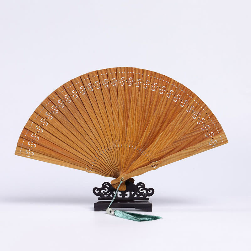 Grüner Sandelholz-Faltfächer mit eingraviertem Muster: Buddha-Steine, glückverheißende Wolken, Kranich, Pfau und Chang'e-Mond