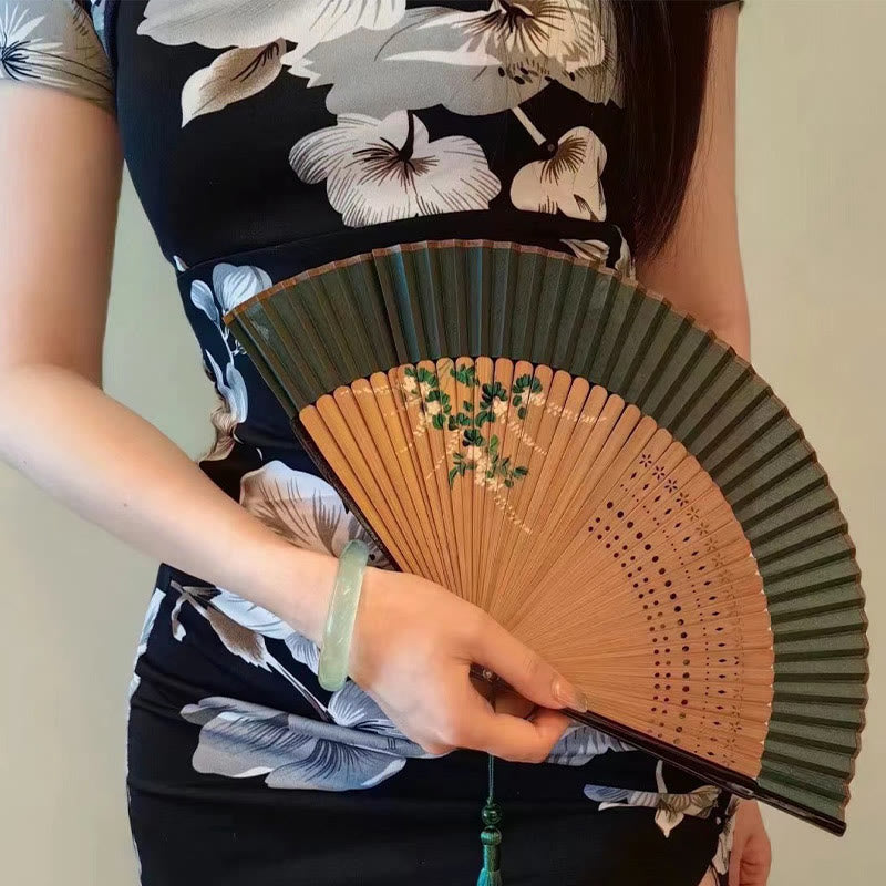 Buddha-Steine Blumen-Handventilator – Schlichter, faltbarer Polyester-Fächer mit Quaste und Bambus, 21 cm