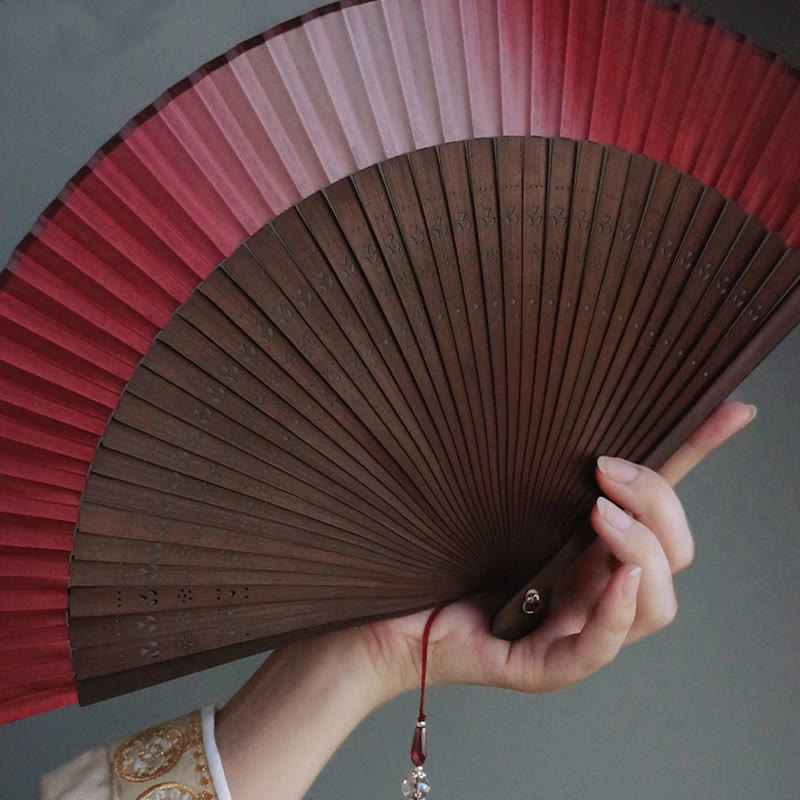Buddha Stones Roter Lilienquasten-Handfächer aus Bambus – Faltbar und handlich mit Hohlrippenstruktur
