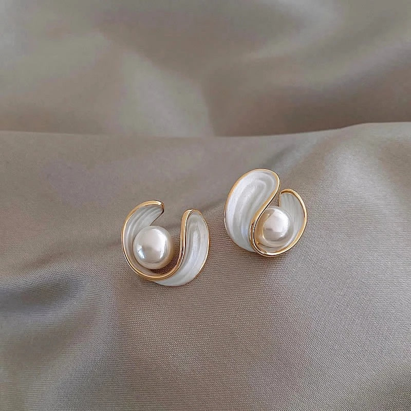 Elegante goldene Ohrringe mit opalweißer Perle