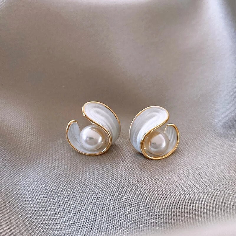 Elegante goldene Ohrringe mit opalweißer Perle