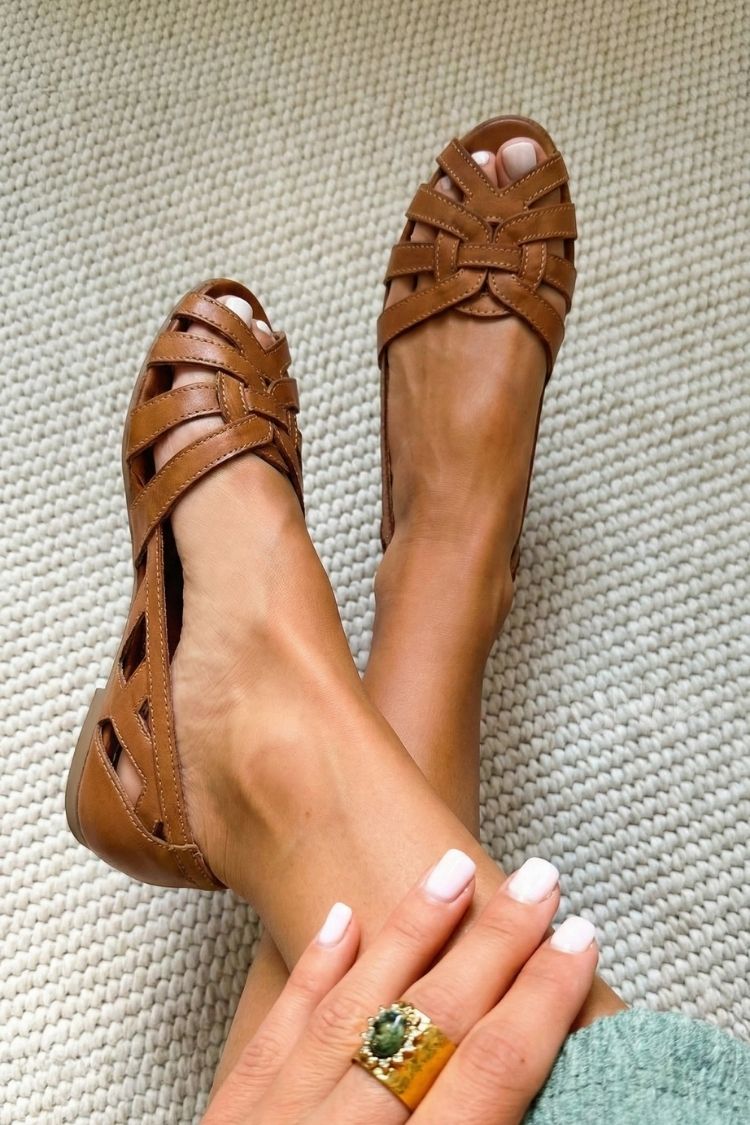 Stilvolle braune geflochtene Sandalen mit niedrigem Absatz und spitzer Kappe im Cage-Design