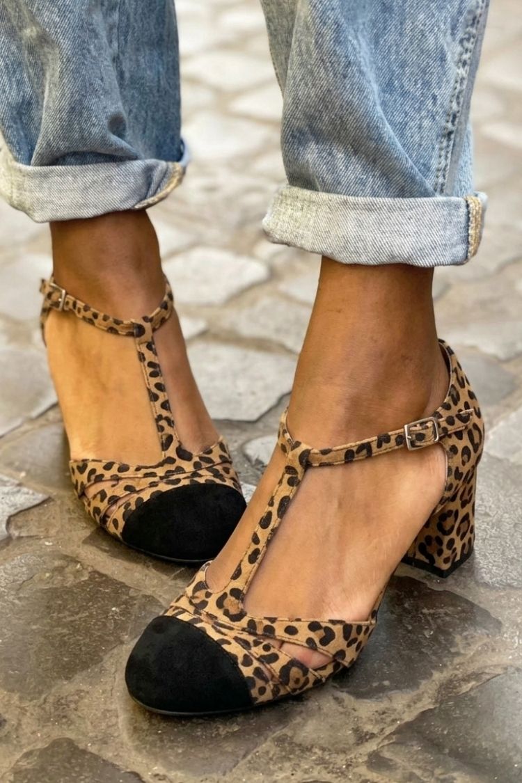 Fuchsia Cut-Out Pumps mit breitem Absatz, Schnalle und T-Riemen-Design