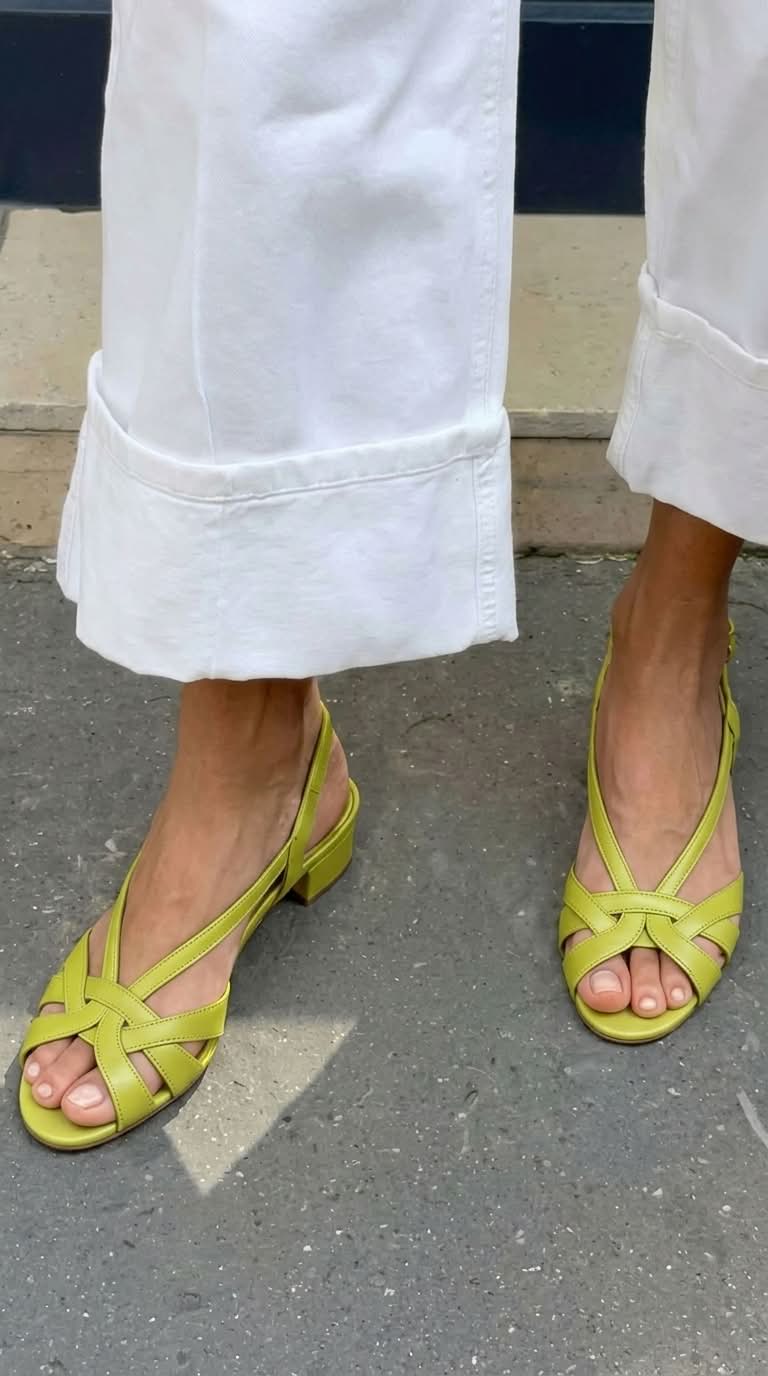 Nude Leder Slingback Sandalen mit gekreuzten Riemen und niedrigem Absatz