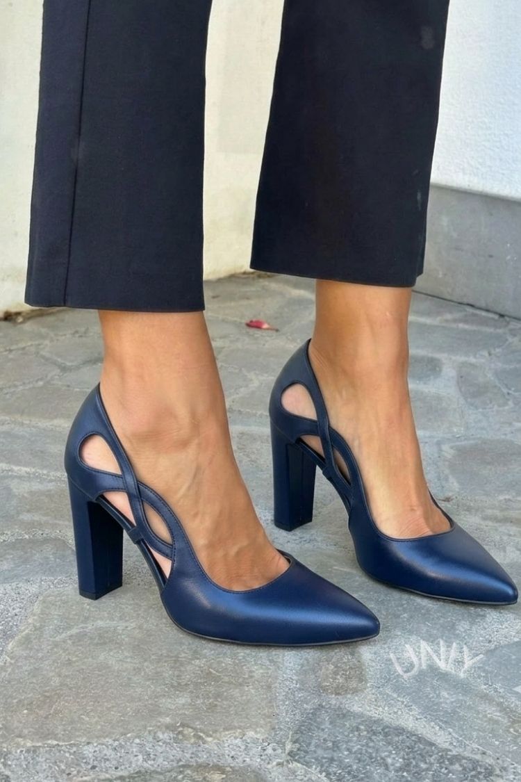 Spitz zulaufende Cut-out Pumps aus Kunstleder mit Blockabsatz