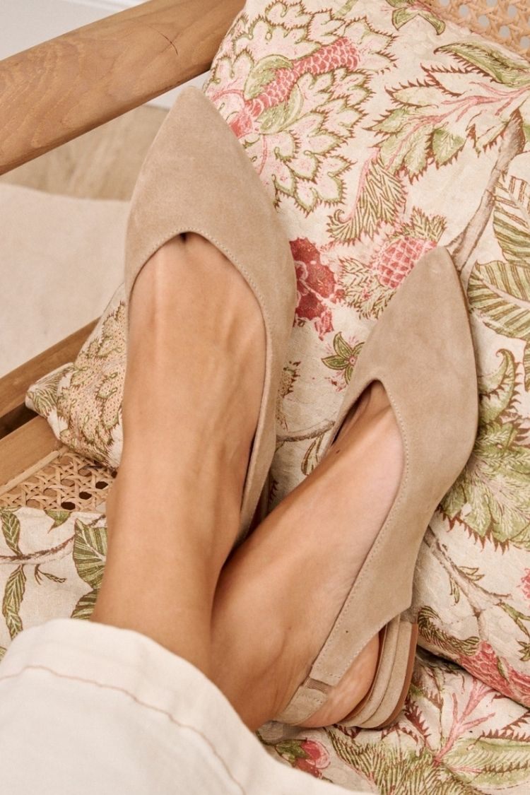 Beige Wildleder Slingback Ballerinas mit spitzem Schuhdesign