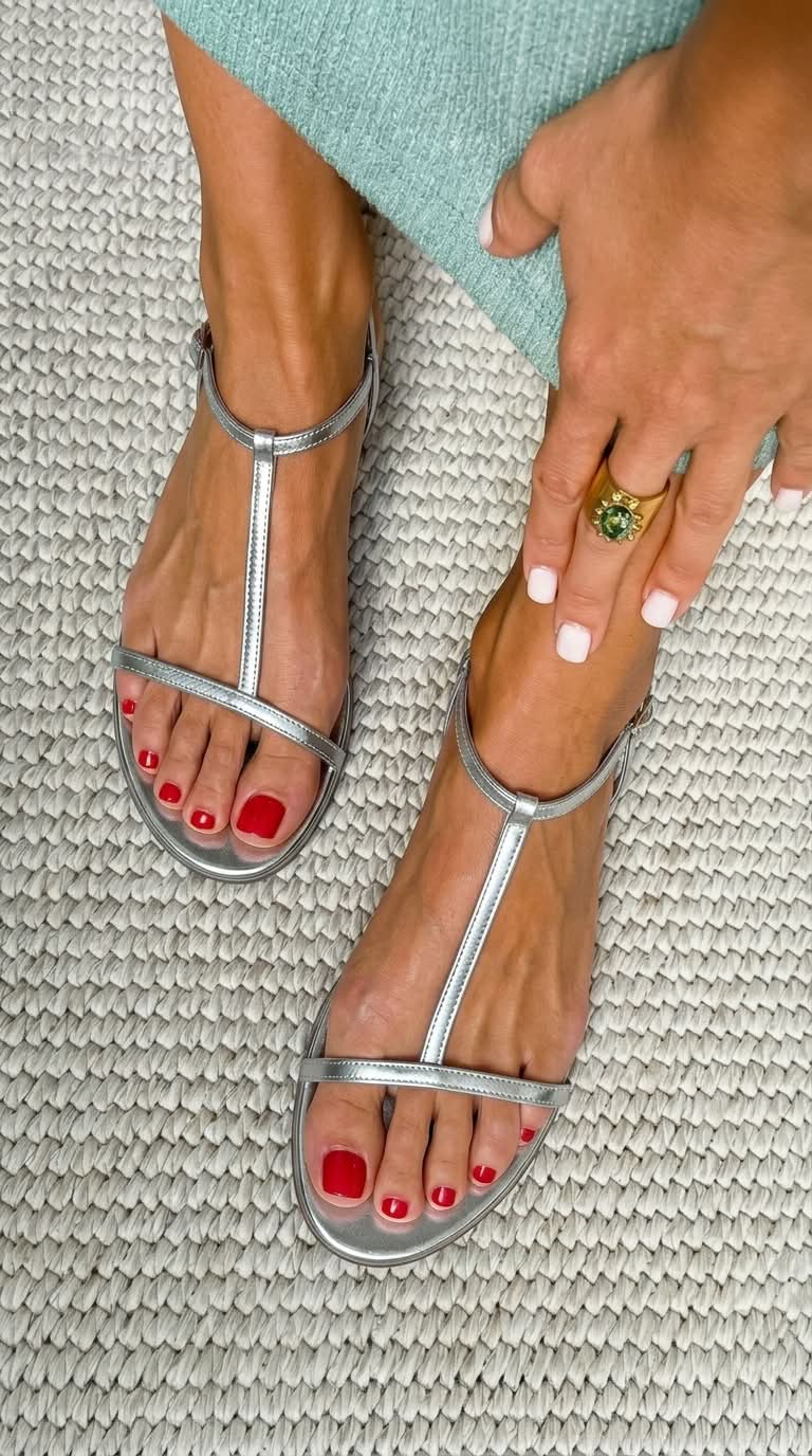 Metallische Sommerschuhe mit flachem Absatz und T-Riemen