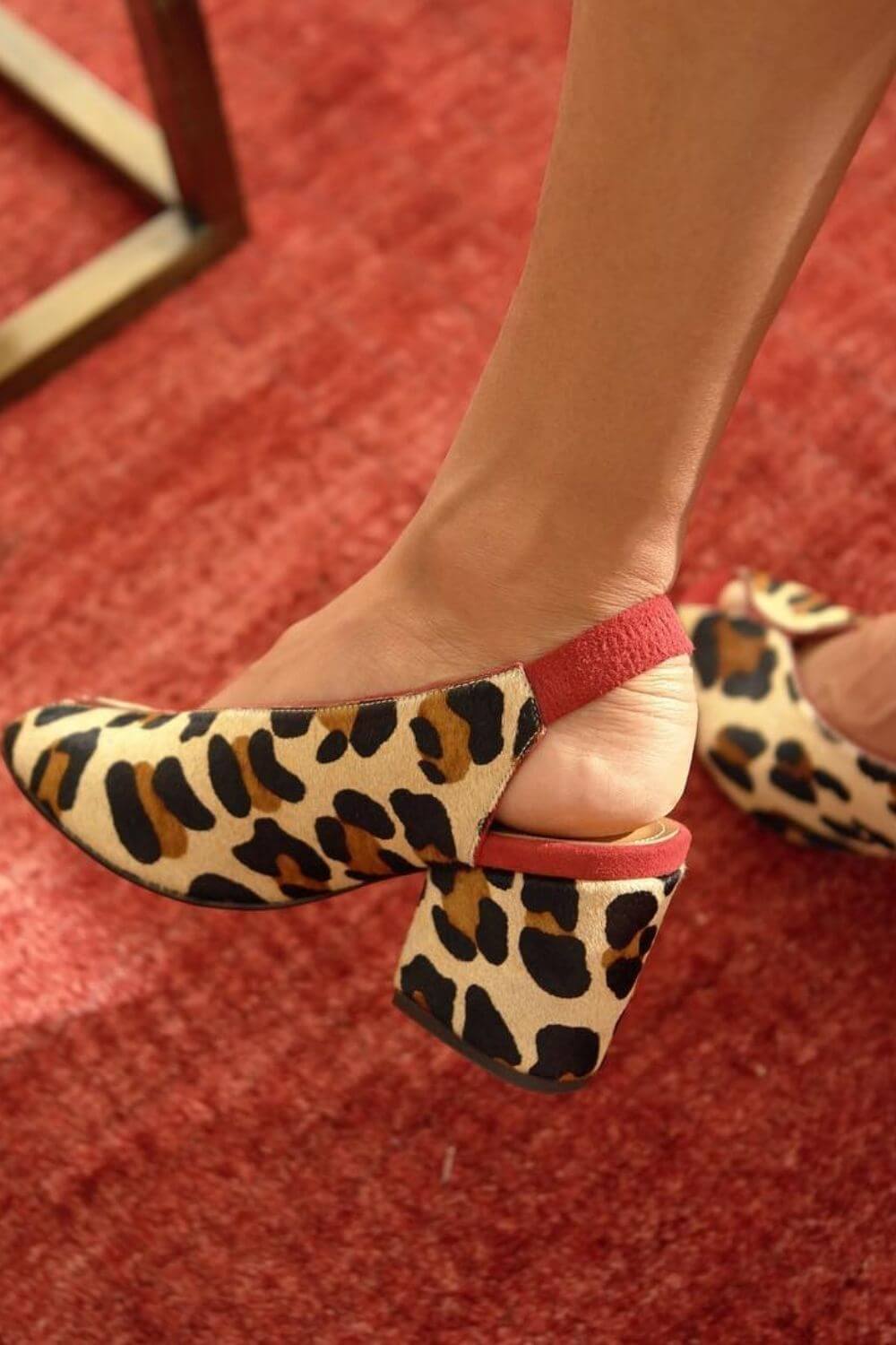 Stilvolle Khaki Slingback-Peeptoe-Pumps mit breitem Absatz im Leopardenmuster