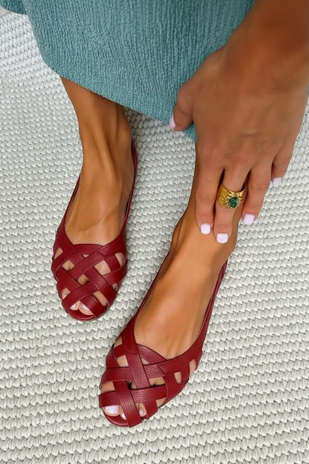 Bequeme, geflochtene Sandalen mit niedrigem Absatz in Bordeaux und offener Zehenpartie