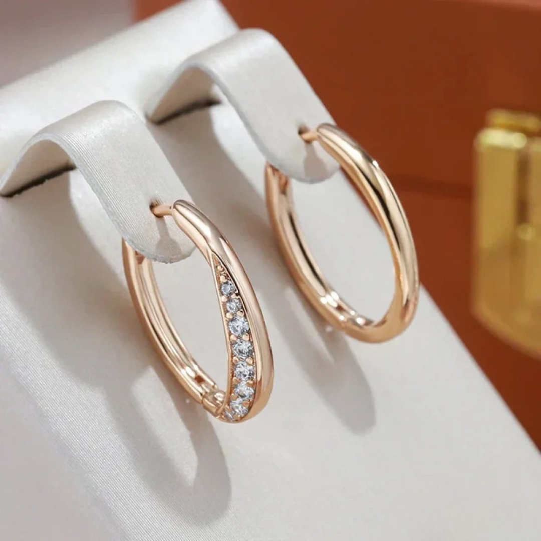 Elegante goldene Ohrringe
