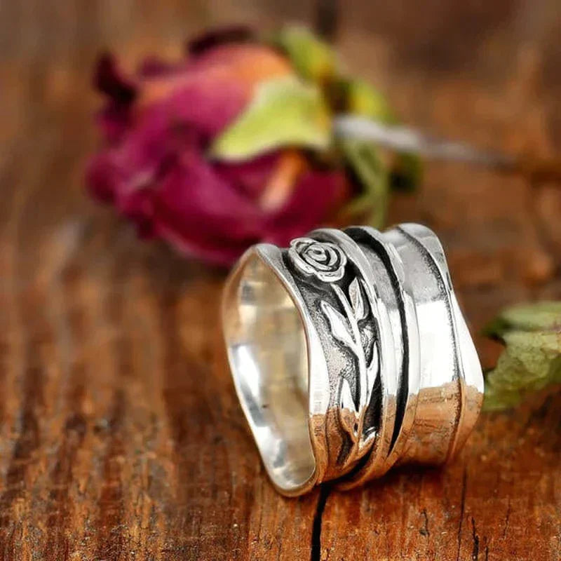Antiker Silberring mit Blumenmotiv