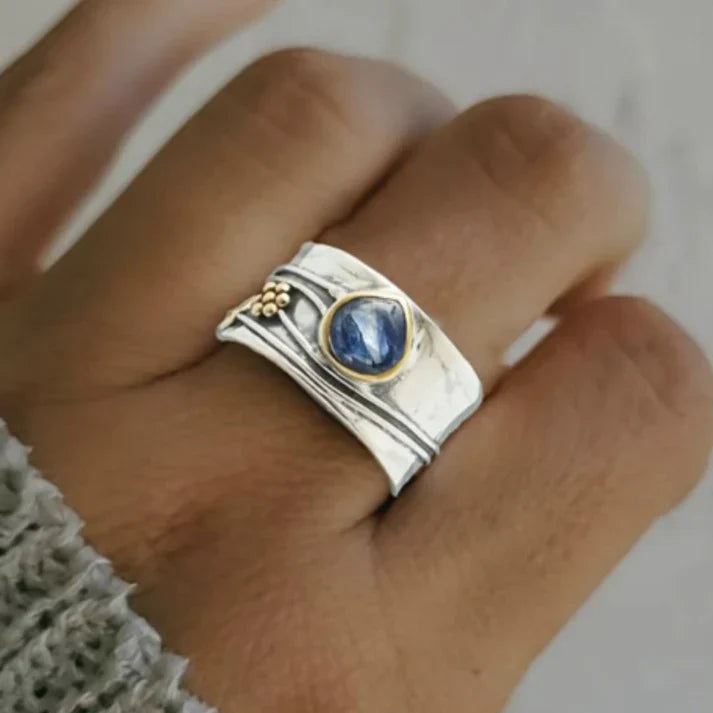 Antiker Silberring mit blauem Saphir