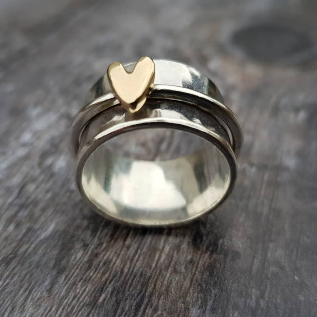 Silberner Ring mit herzförmigem Golddesign