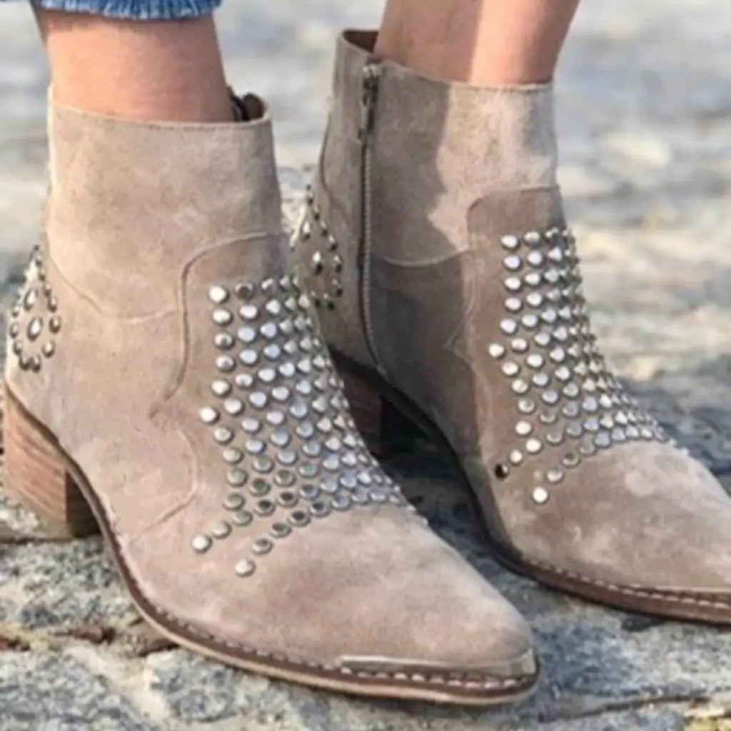 Chunky Wildlederstiefel mit spitzem Zehenbereich und Nietenakzenten
