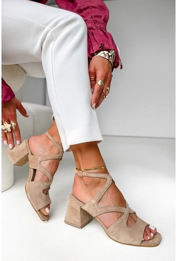 Beige Wildleder-Pumps mit Blockabsatz, quadratischer Spitze und Knöchelriemen