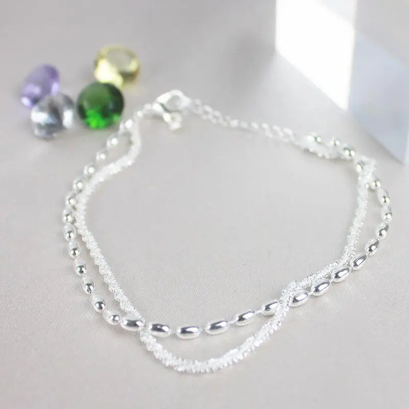 Elegantes Set aus Silberarmbändern mit Zirkonia