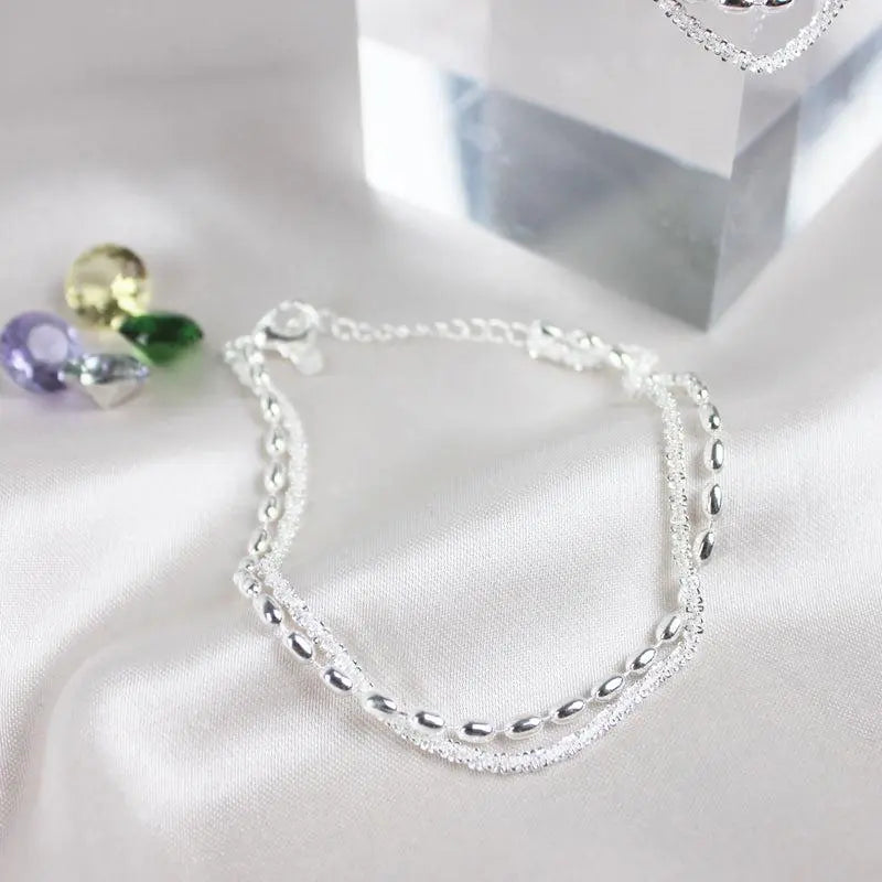 Elegantes Set aus Silberarmbändern mit Zirkonia