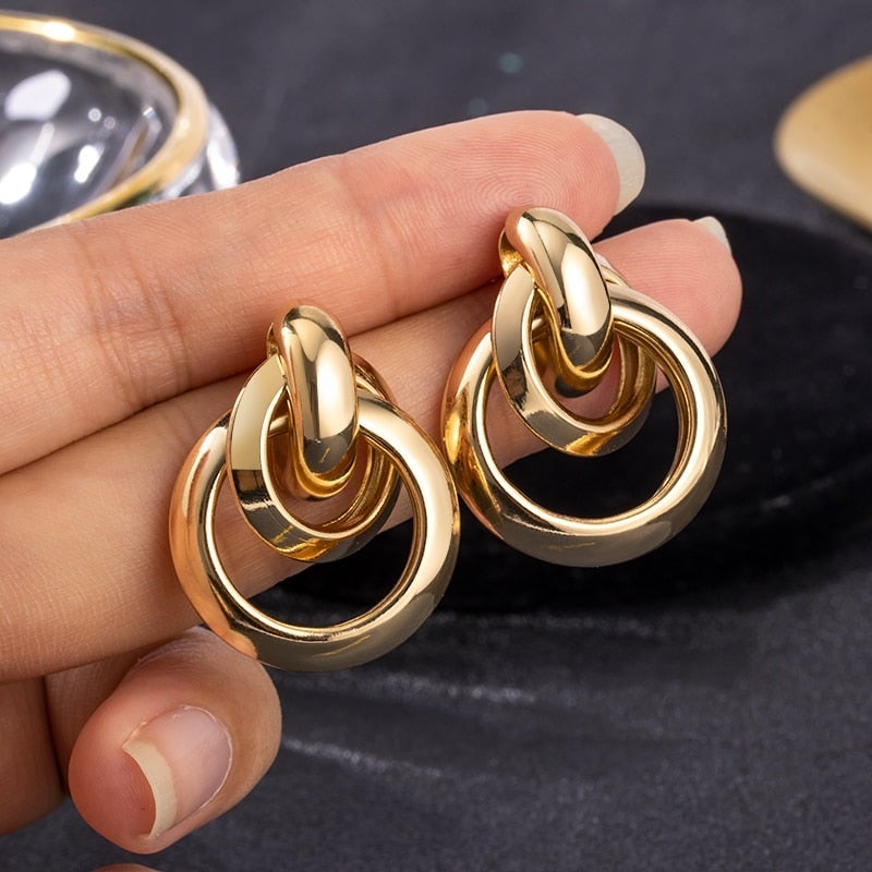 Elegante goldene Ohrringe