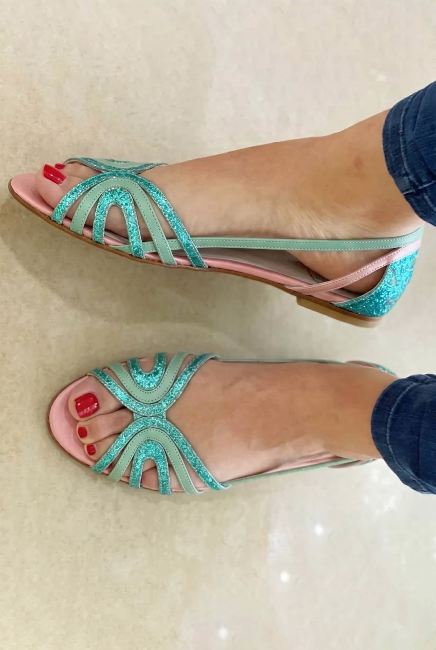 Glänzende Metallische Cut-Out Peeptoe Sandalen