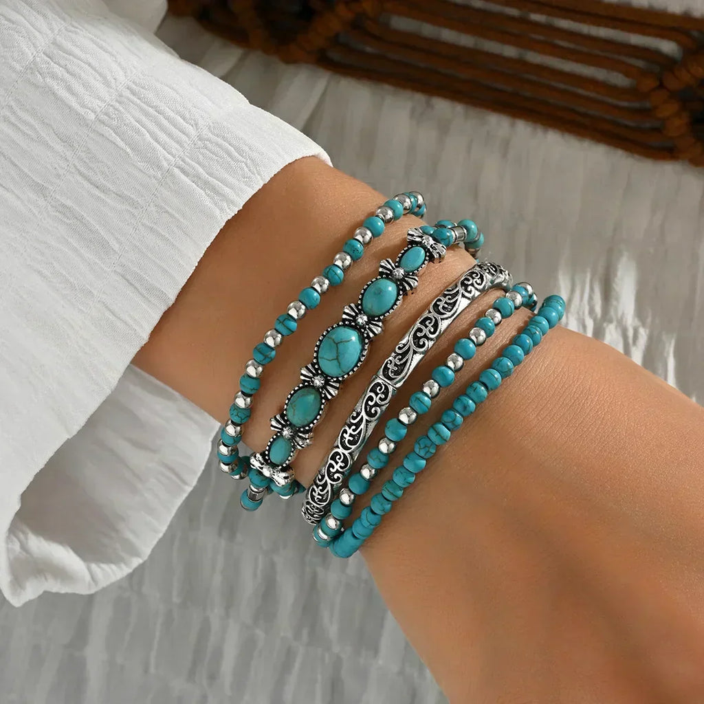 Set aus Armbändern mit türkisfarbenen Perlen