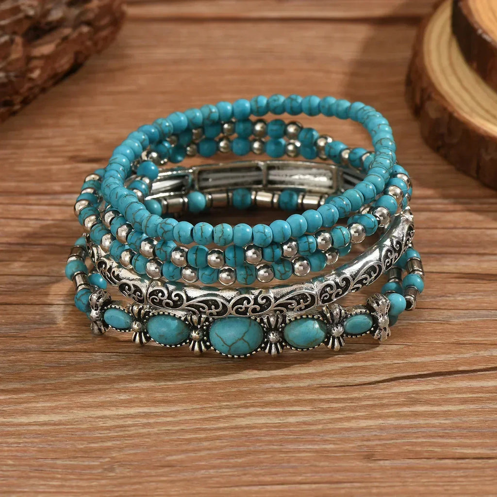 Set aus Armbändern mit türkisfarbenen Perlen
