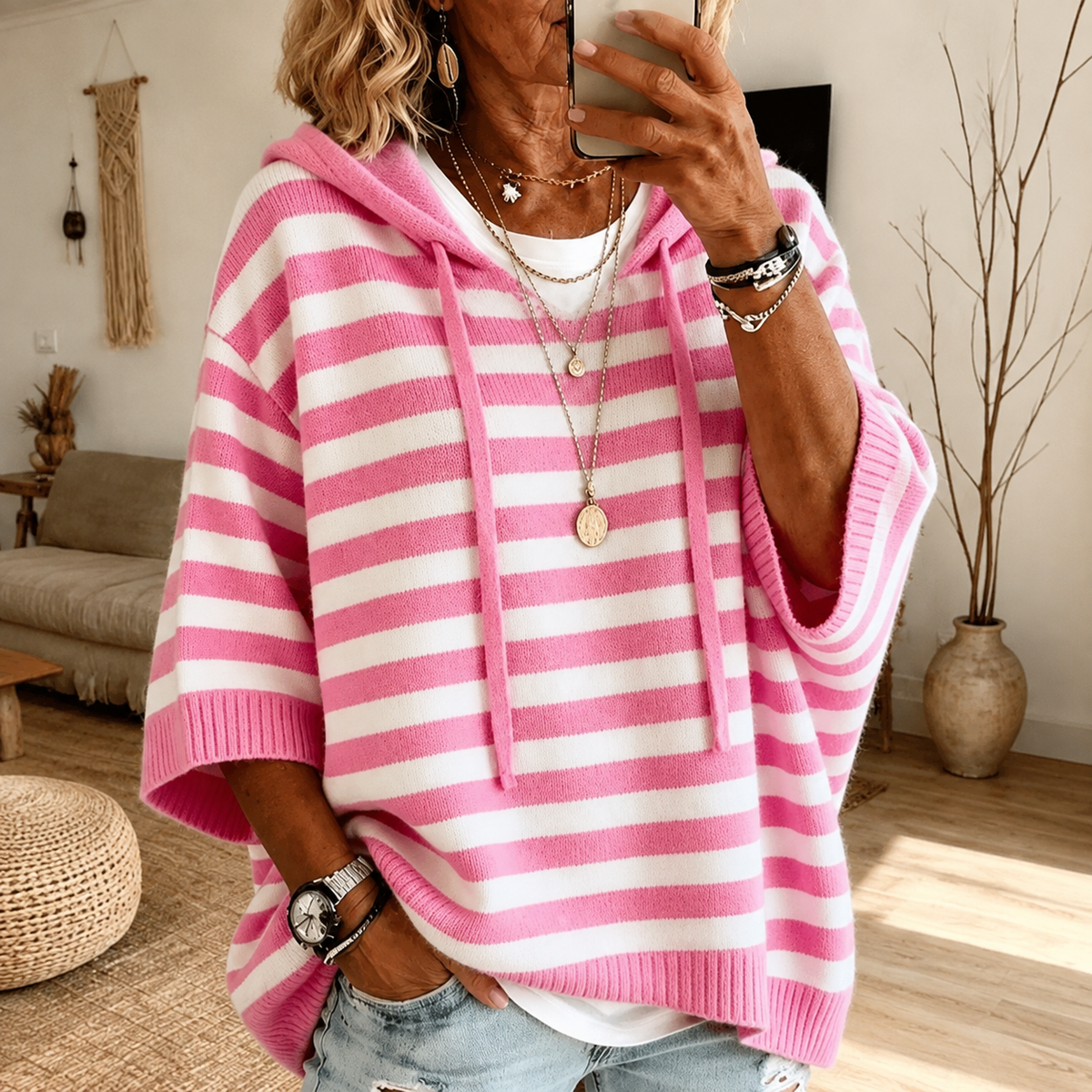 Émilia – Pull poncho rayé rose élégant
