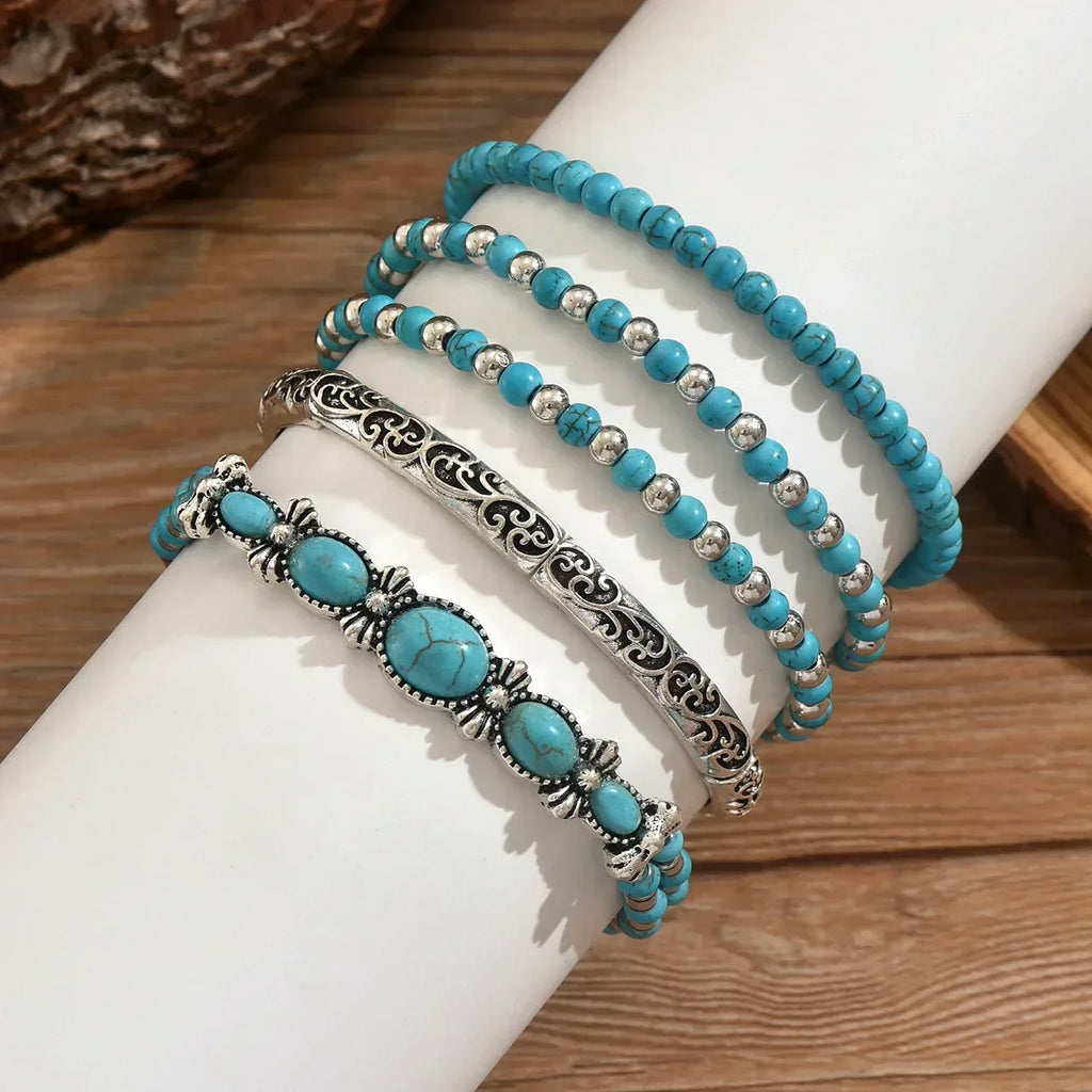 Set aus Armbändern mit türkisfarbenen Perlen