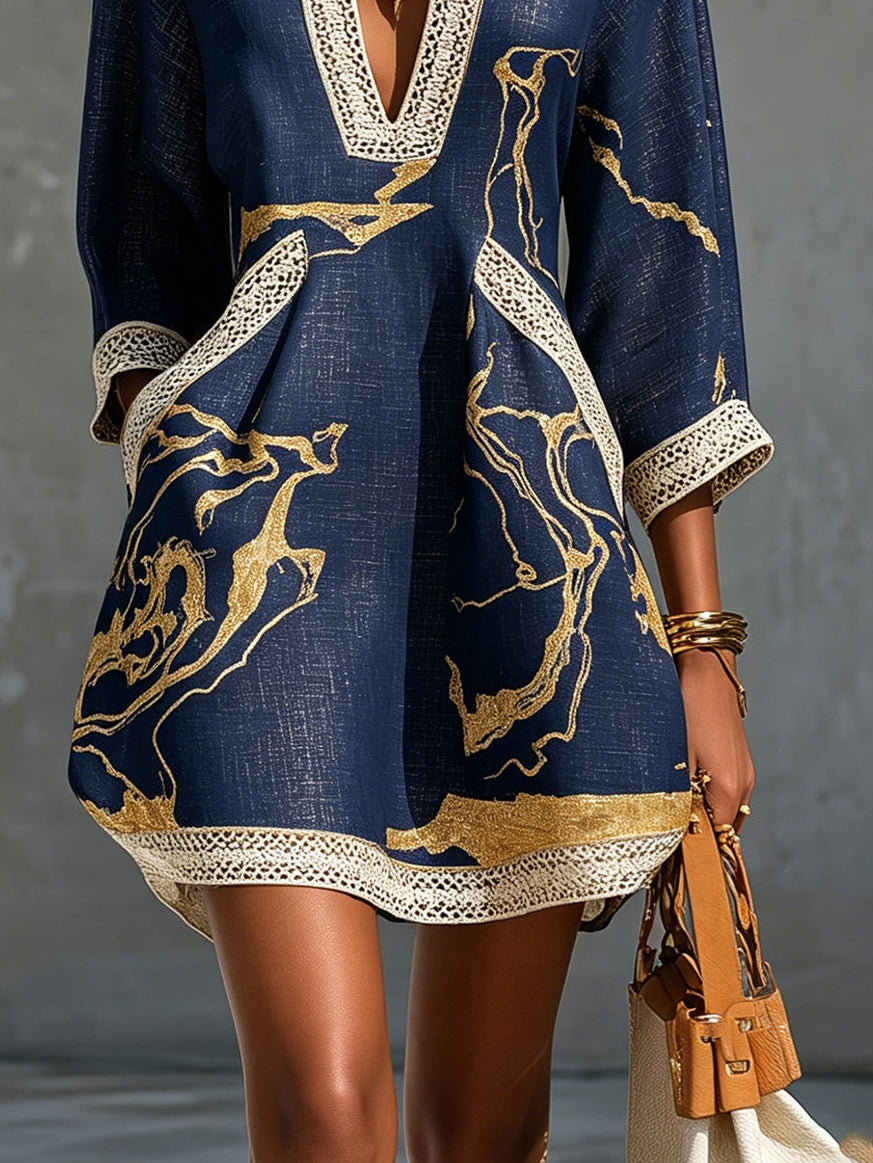 Cosette | Mini-Kleid aus marineblauer Häkelspitze mit goldenen Akzenten und V-Ausschnitt