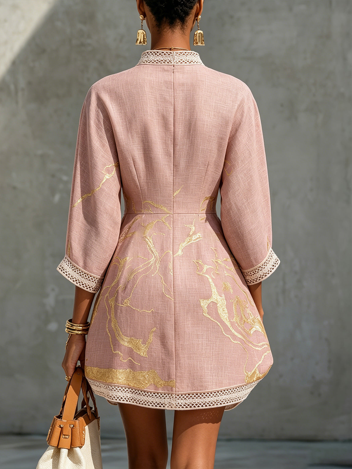 Ninon | Rosa Mini-Kleid aus gehäkelter Spitze mit goldenen Akzenten und V-Ausschnitt