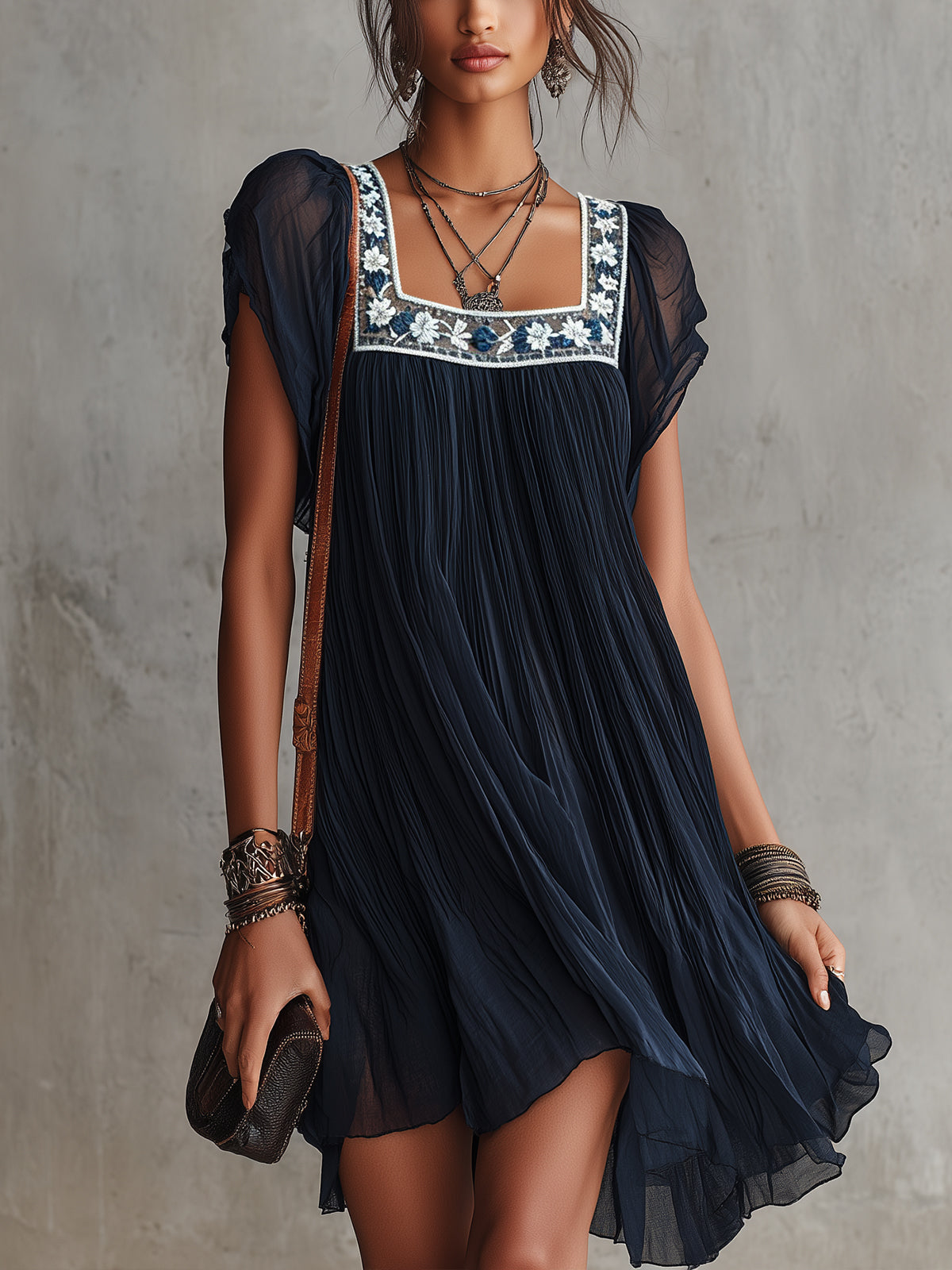 Apolline | Besticktes Mini-Plissée Kleid aus Chiffon mit Marineblauen Blumen