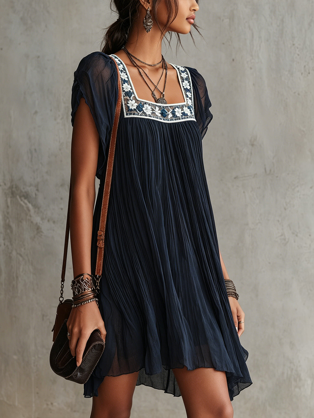 Apolline | Besticktes Mini-Plissée Kleid aus Chiffon mit Marineblauen Blumen