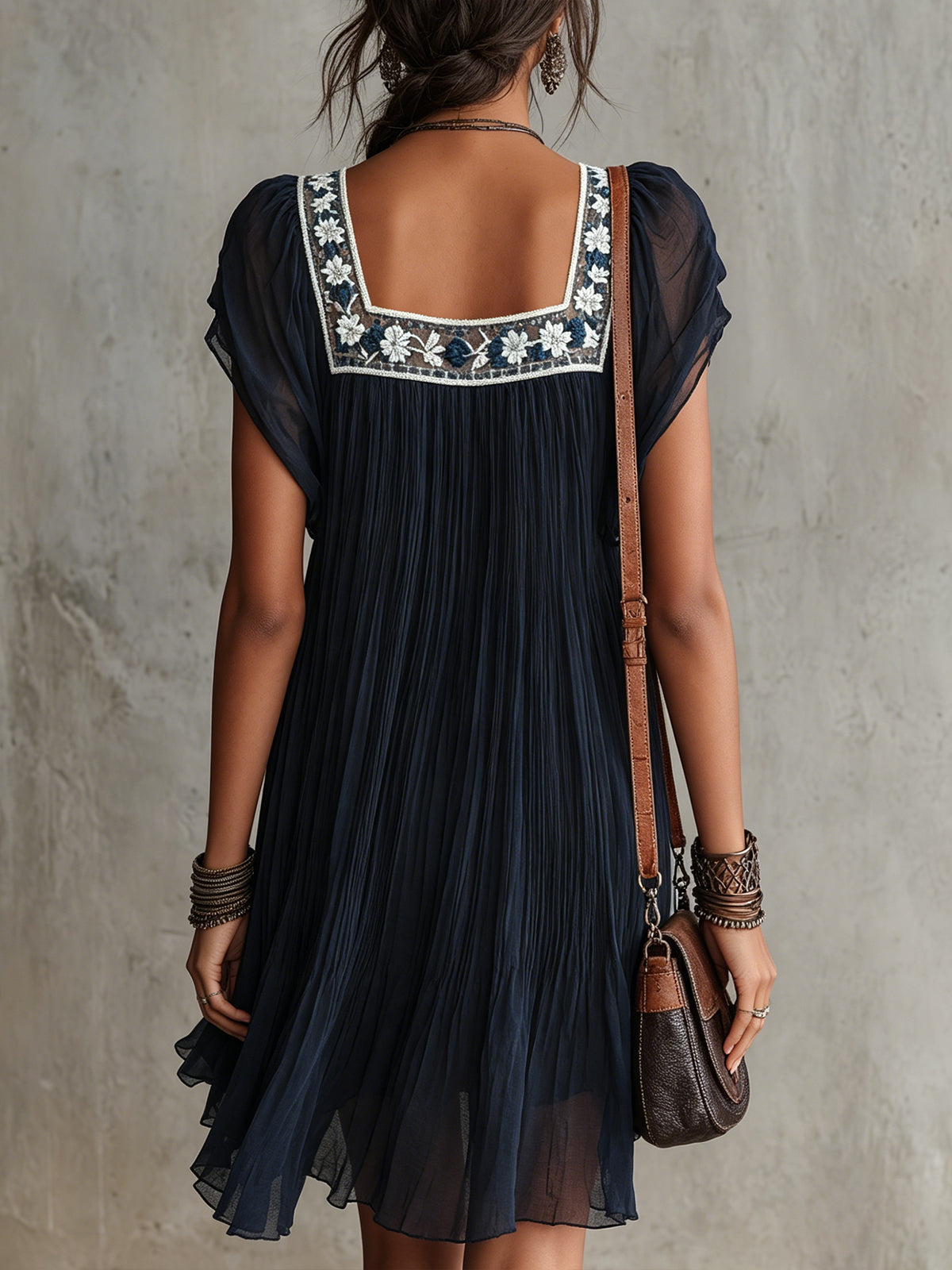 Apolline | Besticktes Mini-Plissée Kleid aus Chiffon mit Marineblauen Blumen