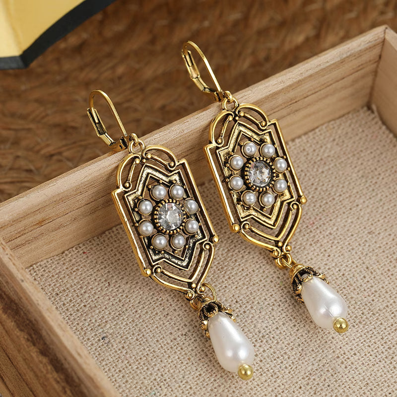 Vintage goldene Ohrringe mit eingelegter Perle