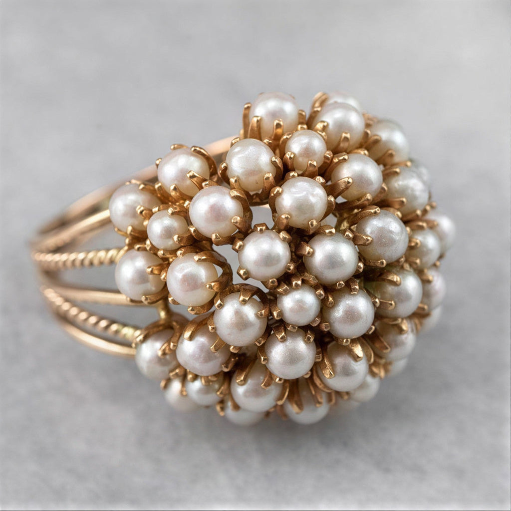 Klassischer Goldring mit eingelegter Perle
