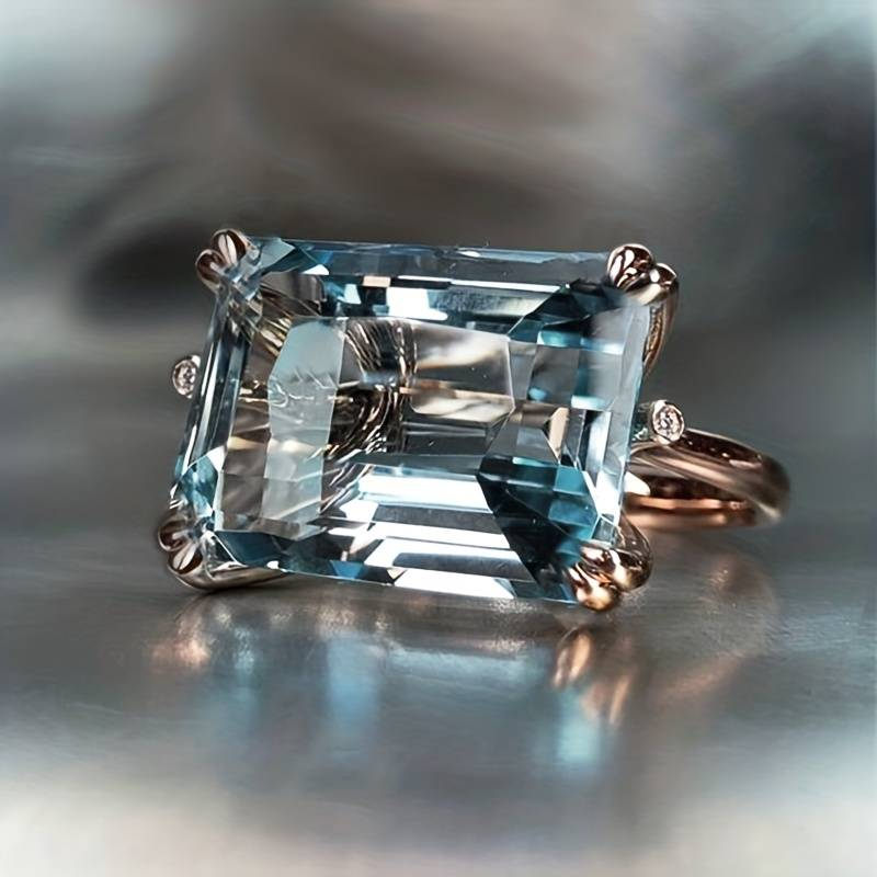 Antiker Silberring mit integriertem blauen Kristall