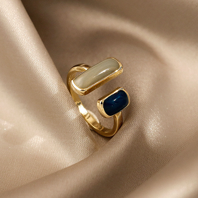 Goldener Vintage-Ring mit blauem Opal