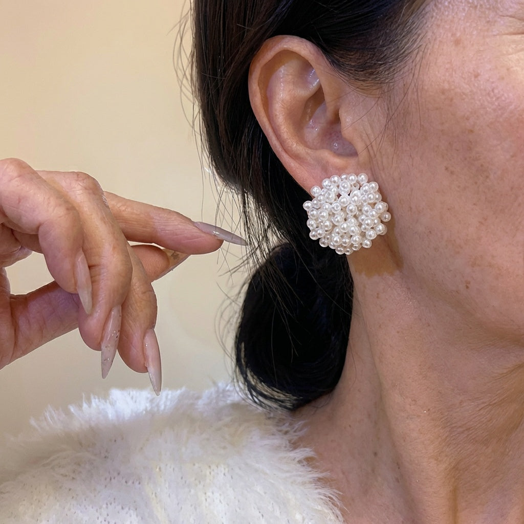 Klassische Ohrringe mit eingelegter Perle