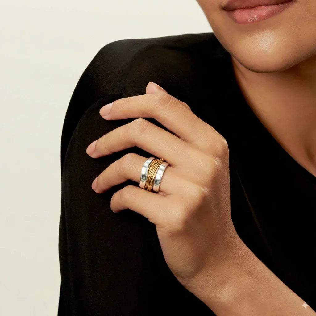 Silberner Ring mit goldenem Drahtdesign