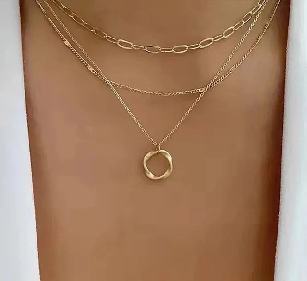 Elegante mehrschichtige goldene Halskette mit Anhänger