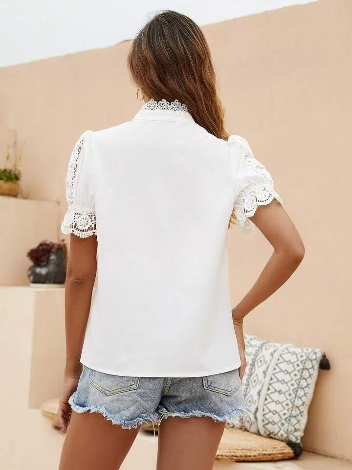 Charlotte Weiße Bluse mit Spitzen-Details und Perlenknöpfen